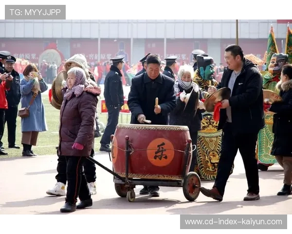 梁平赛现场摇滚乐队携手非遗灯戏共燃激情打造热烈文化盛宴 梁平赛现场摇滚乐队携手非遗灯戏共燃激情打造热烈文化盛宴